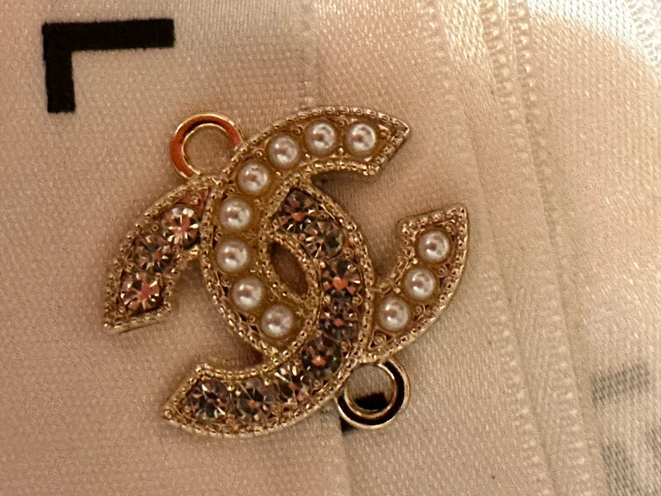 CHANEL CONNECTOR BUTTON PEARLS & CRYSTALS CC SHAPED, 2 BUTTON LOOPS - Image 2 of 4