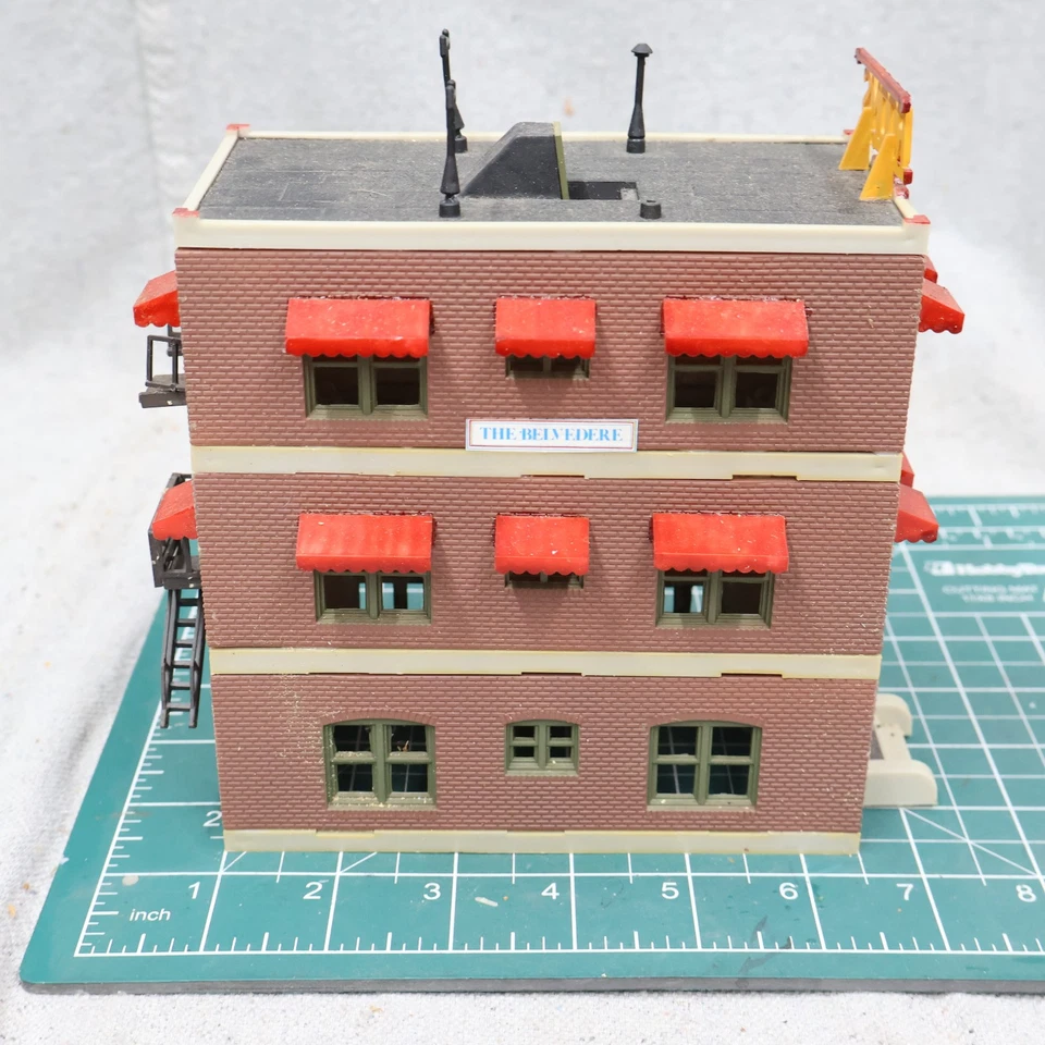 Life-Like HO Scale Belvedere Downtown Hotel Model Train Layout Building - Image 4 of 4