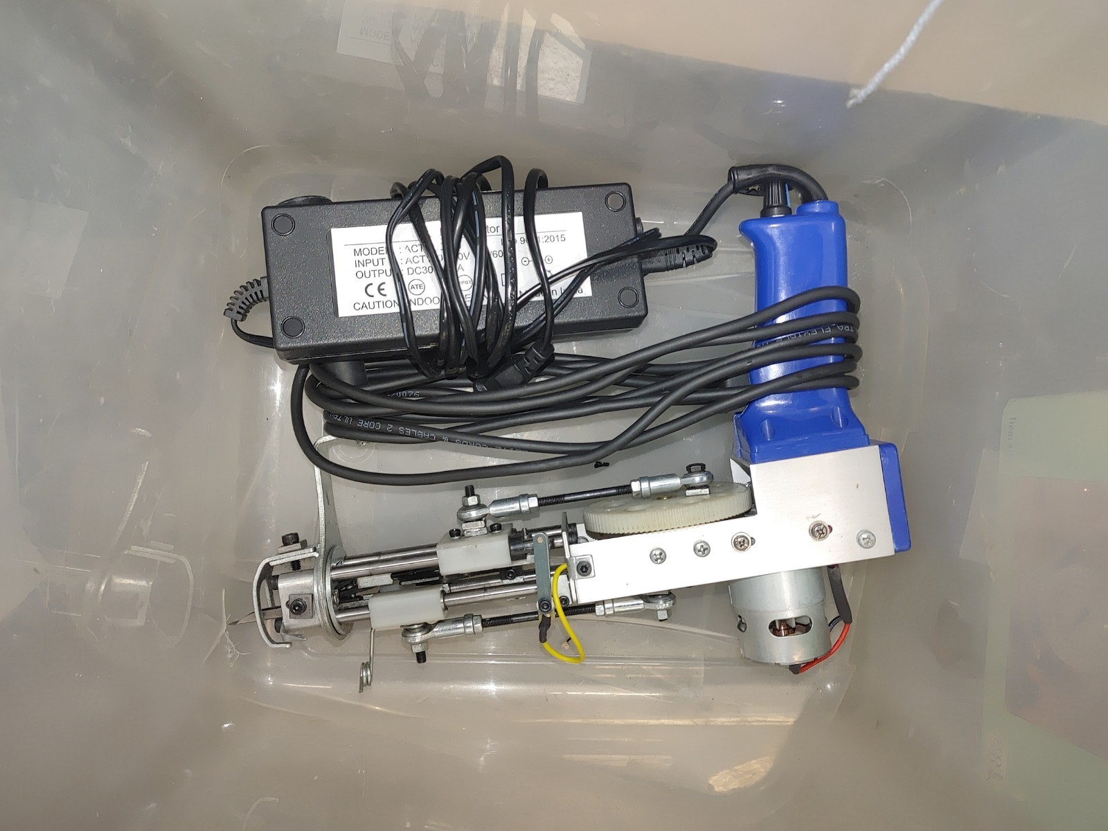 TUFT THE WORLD Cut Pile AK-1 Tufting Machine. rug making machine with yarn