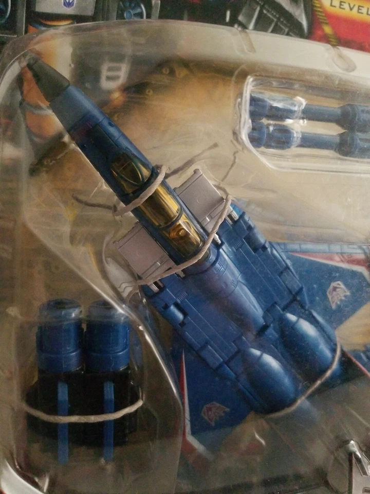 Transformers Generations Thundercracker NEW Deluxe Class   - Image 4 of 4