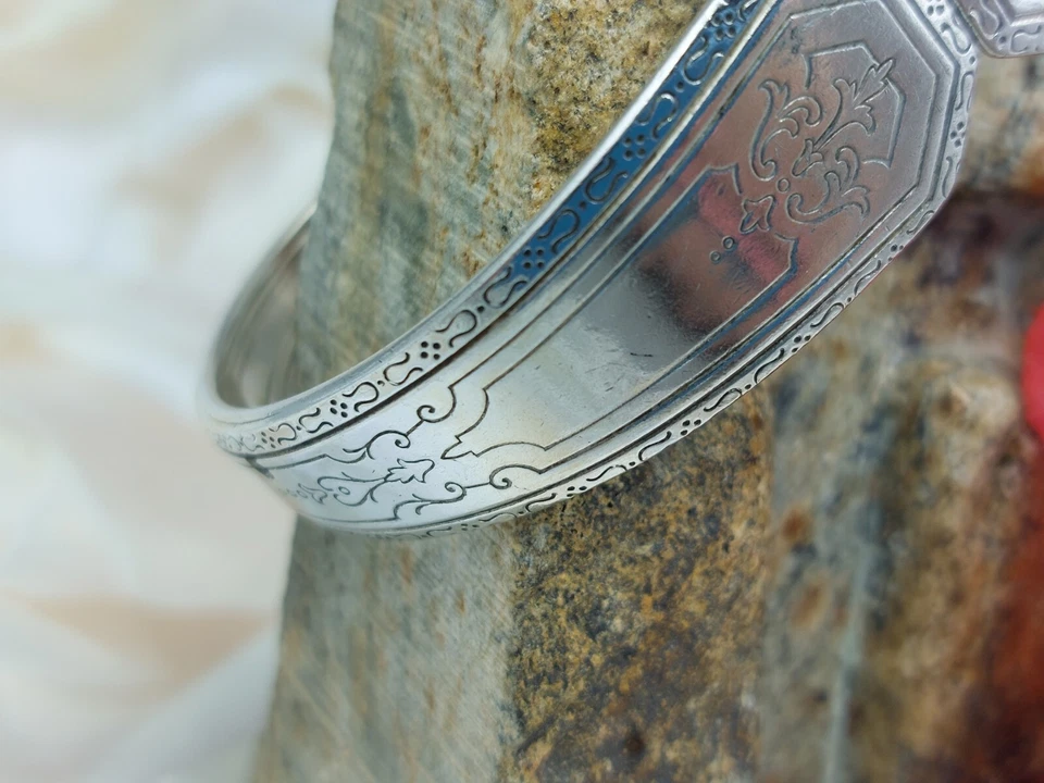 Lindamente Vintage Gravado Assinado Monet Pulseira Tom Prata Pesado 8" - Imagem 3 de 4