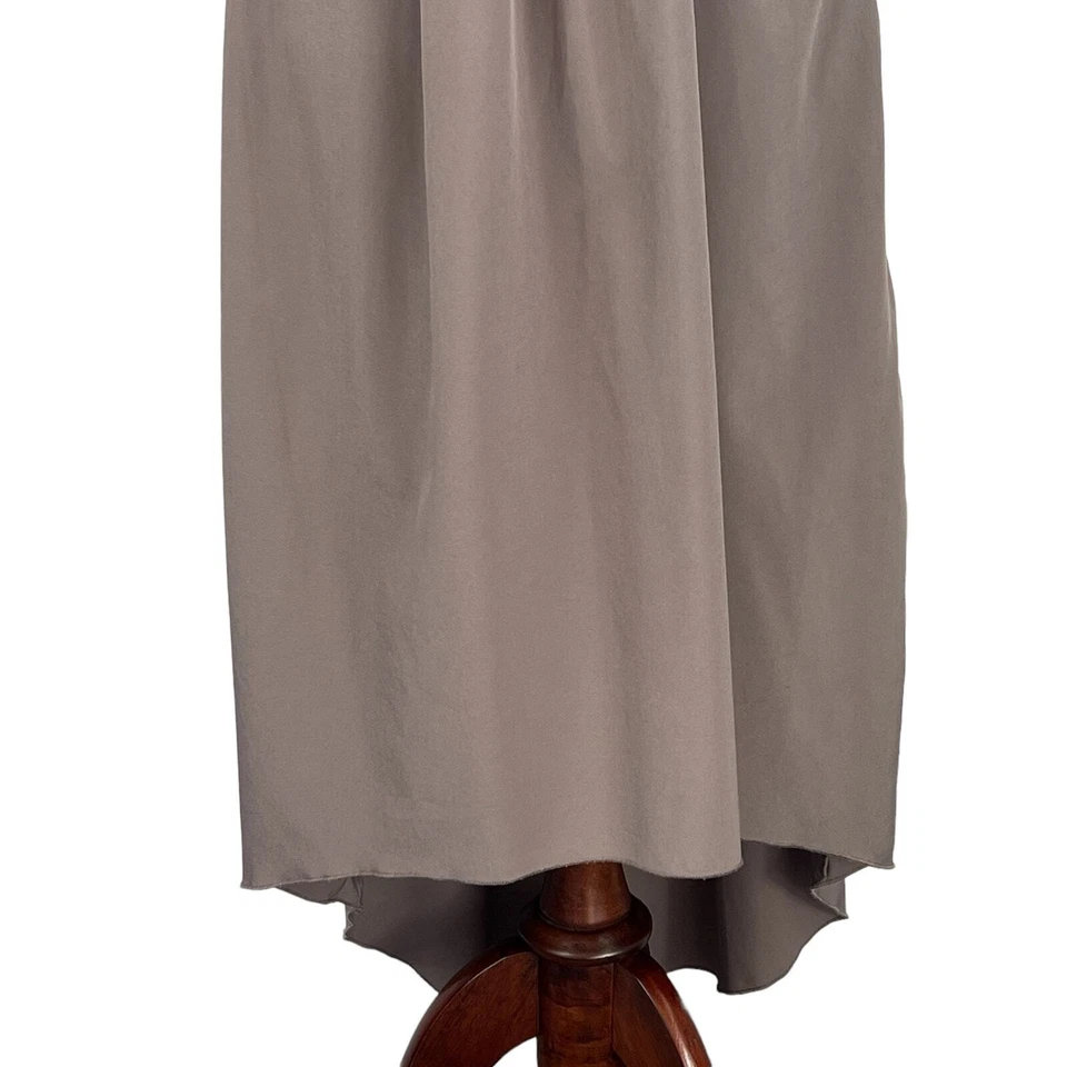 VESTIDO GRIS BAR III CON TIRANTES CUELLO EN V TRENZADO PINTUCK ESPALDA AJUSTADA CINTURA ALTA-BAJA Foto 3 de 4