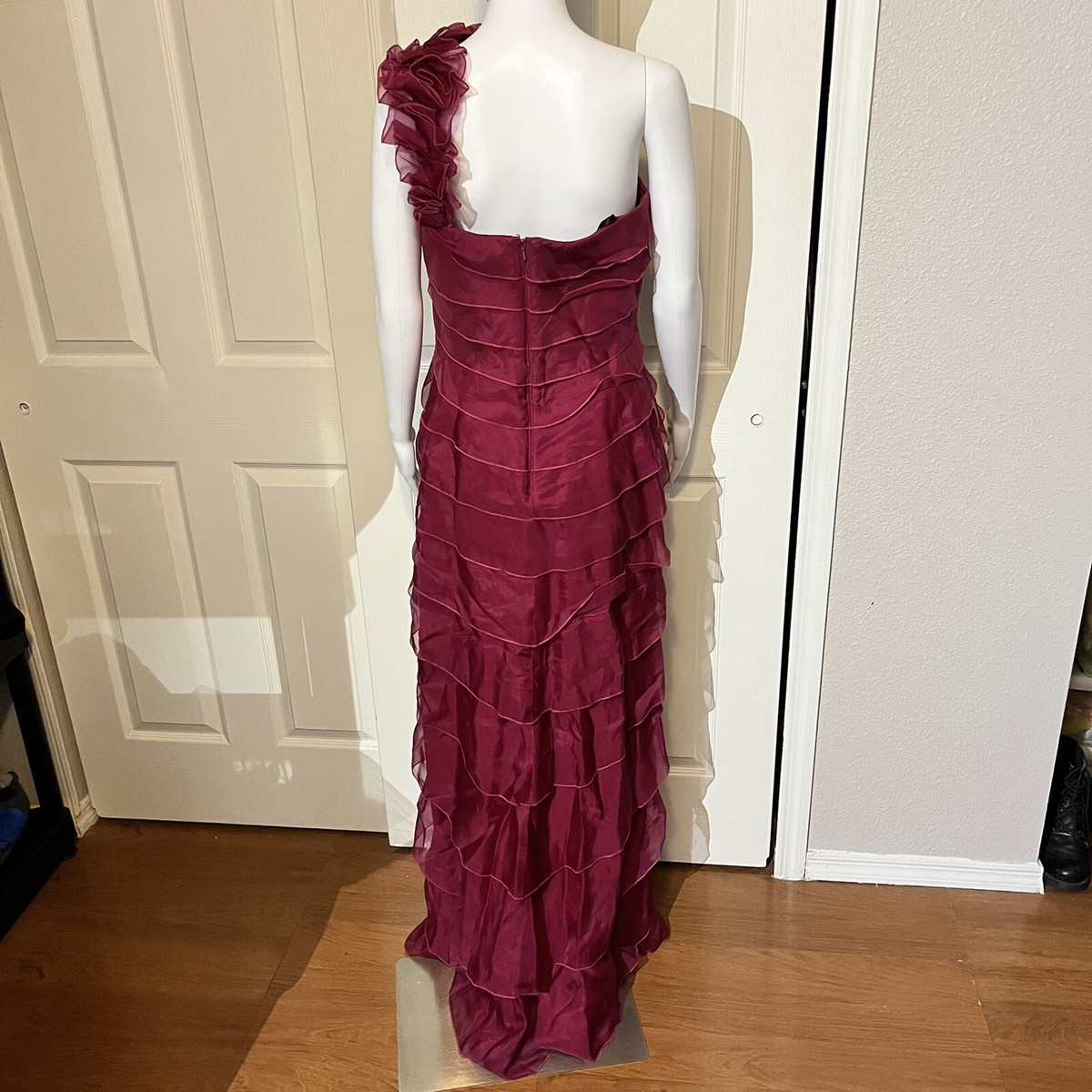 （US発）TADASHI SHOJI ラッフルフロント シースガウン Tadashi Shoji - Tadashi Shoji FW'19 Fashion Show - Runway