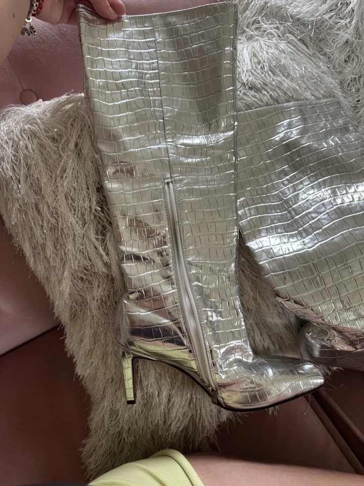 Botas prata altura do joelho tamanho 8,5 - Imagem 2 de 3