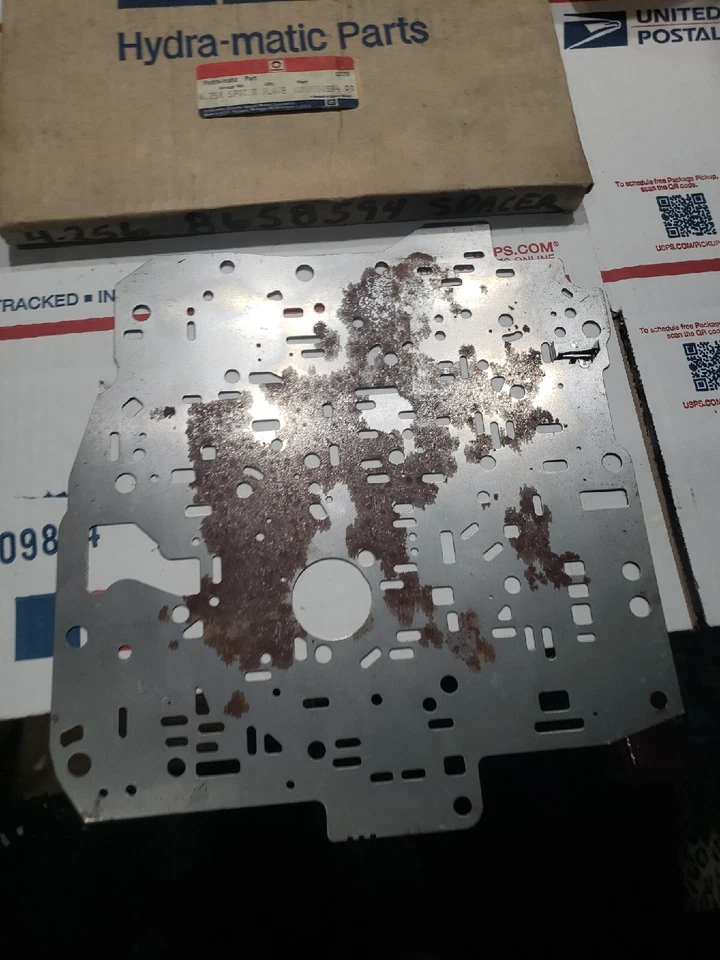 Oldsmobile 98 Buick Electra 1985 placa nos, espaciador de cuerpo de válvula (código de transmisión 5bx) Foto 3 de 3