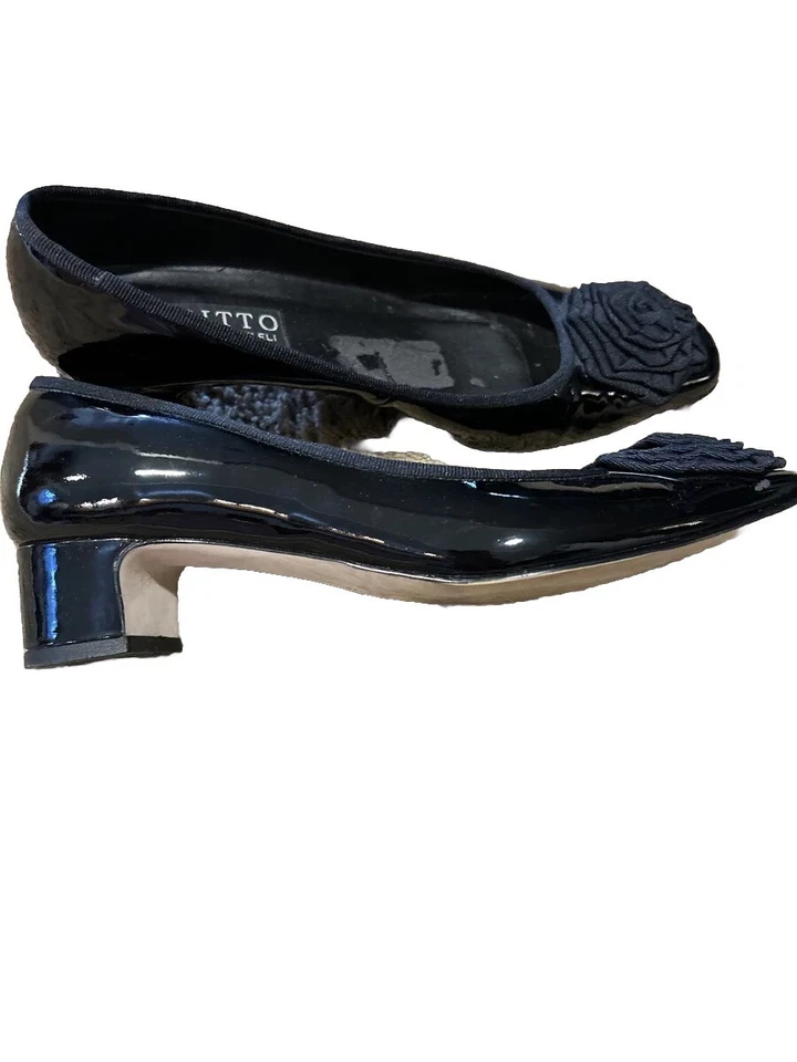 Lo mismo ocurre con Classic Van Eli charol vintage con flor en la puntera 1,5 bloque tacón 8,5 m Foto 2 de 4