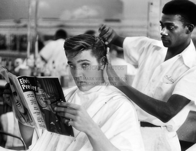 ELVIS PRESLEY GETTING A HAIRCUT AT BARBER SHOP 8.5X11 PHOTO