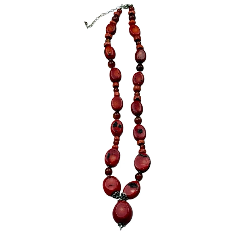 "Collar llamativo con cuentas rojas detalles plateados estilo boho de 18""" Foto 3 de 4