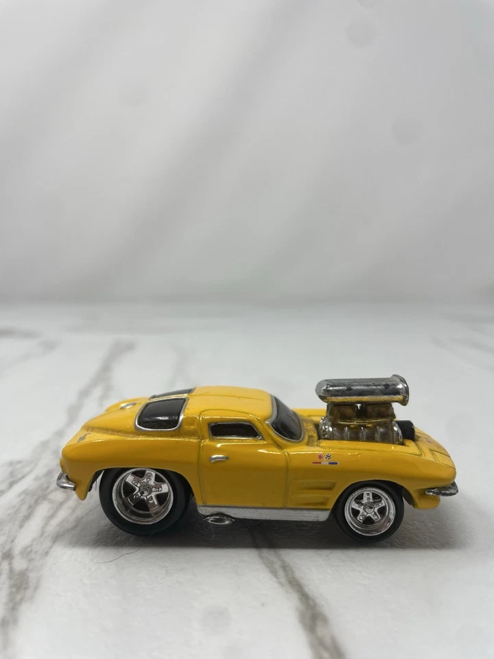 Funline 2000 Muscle Machines Rubber Tires Die-Cast Yellow Corvette 3 1/8 " - Image 3 of 4