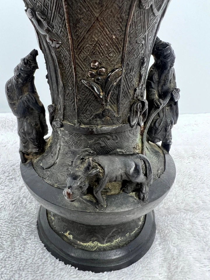 Antiguo jarrón urna asiático escultura figurativa detallada de bronce chino del siglo XIX para hombres Foto 2 de 4