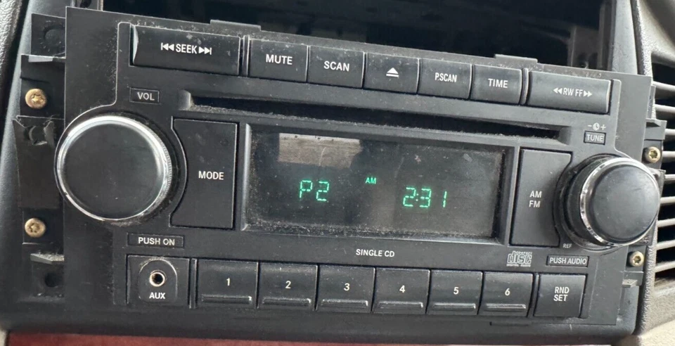 Radio CD Jeep Dodge Chrysler Grand Cherokee Commander 05-09 con auxiliar REF 5064171AG Foto 2 de 4