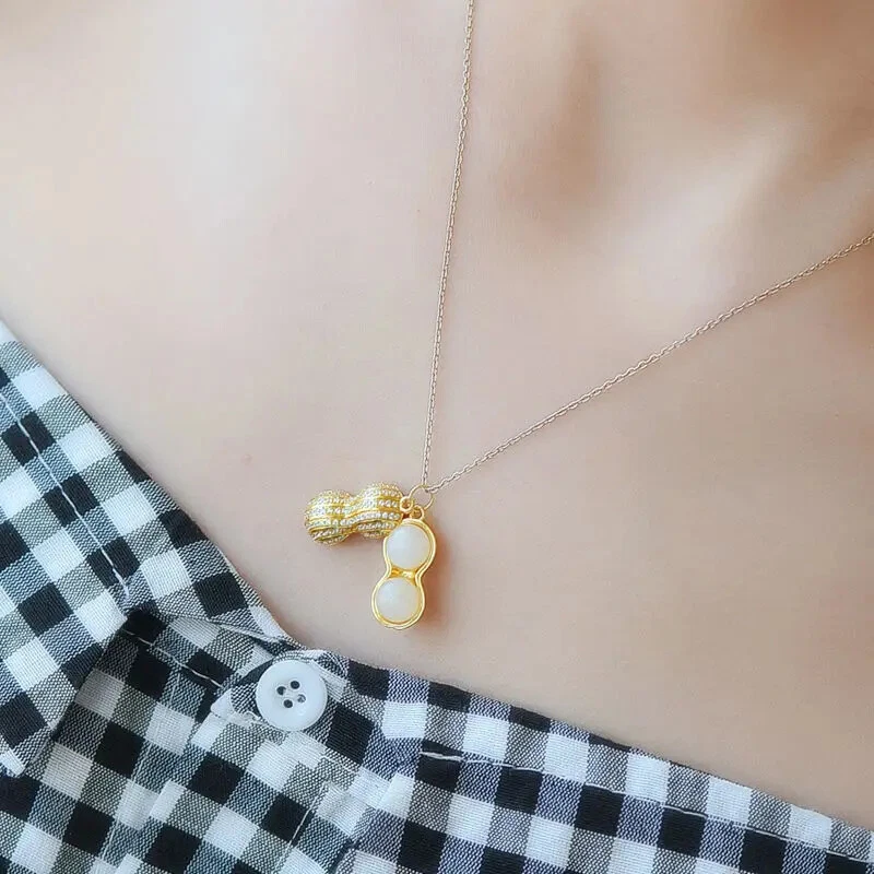 Collar de cacahuete de jade hetiano plata con diamantes incrustados colgante de altura cacahuete Foto 2 de 4