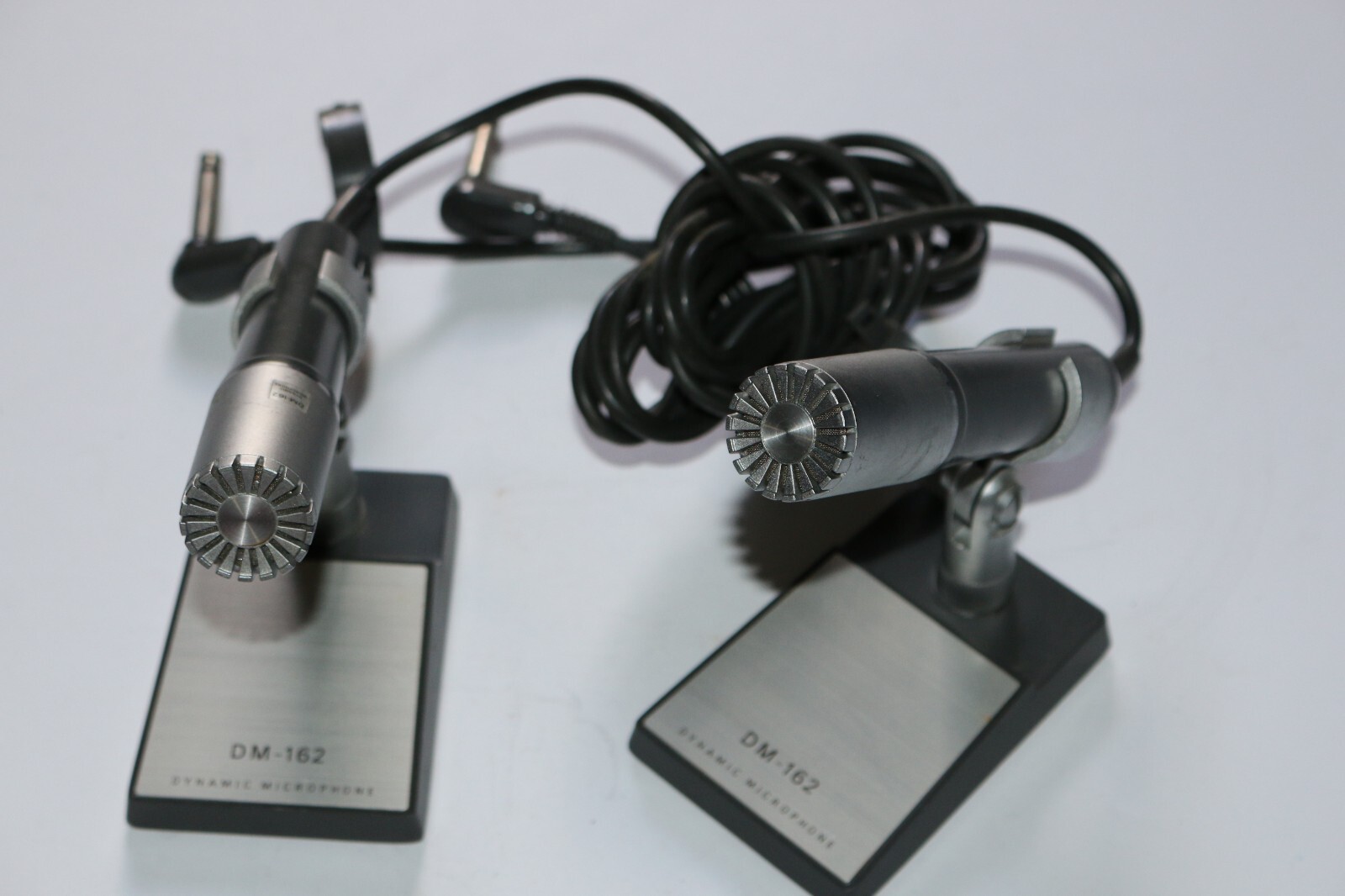 GE General Electric pair of DM-162 Dynamic Microphones w/stand & 1/4" plug