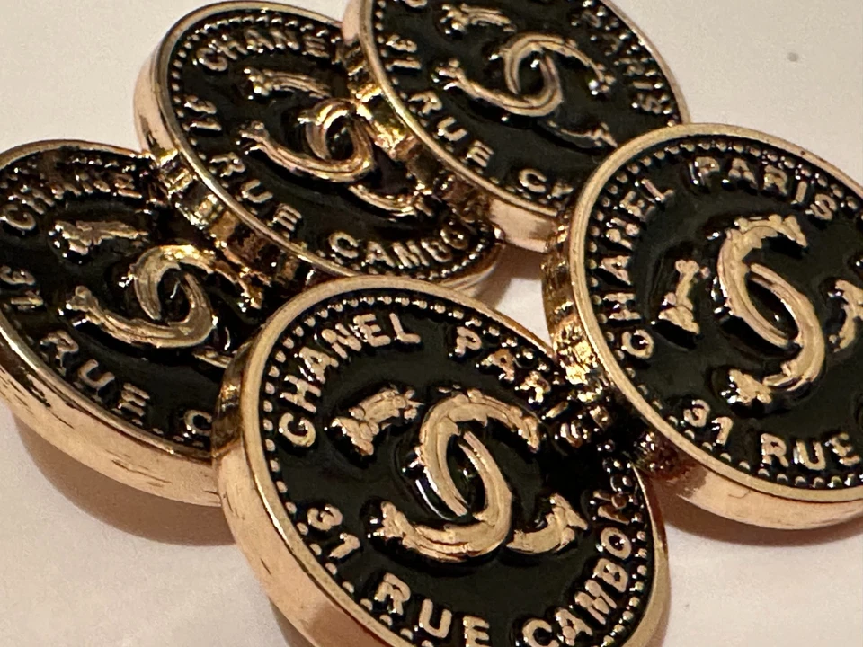 5 CHANEL BUTTONS (METAL ) BLACK & GOLD  GOLD CC BUTTONS 20mm TRÉS CHIC! - Image 4 of 4