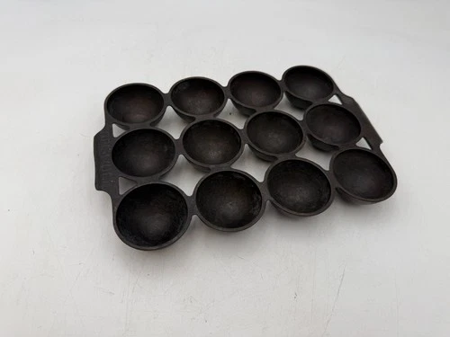 Antique Griswold Cast Iron No. 9 Cake Pan