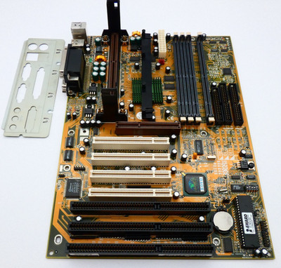 Soyo SY-6KB Mainboard Intel 440LX mit IO Shield - Slot 1