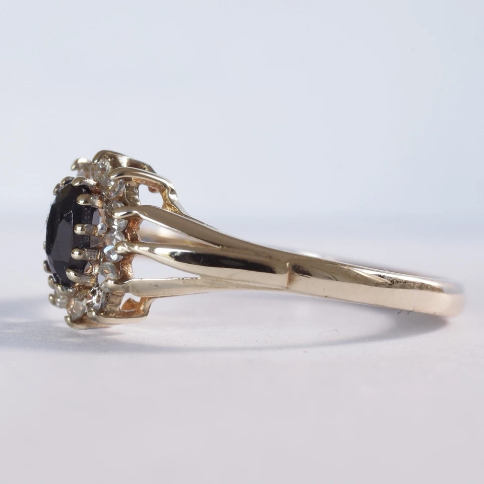 Anillo con racimo de diamantes y zafiros de oro amarillo de 9 quilates talla M Foto 3 de 4