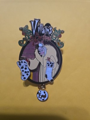 DISNEY DLP VILLAINS CHRISTMAS EVENT PIN BADGE CRUELLA DANGLE FLOCKED LE 900 Pin 