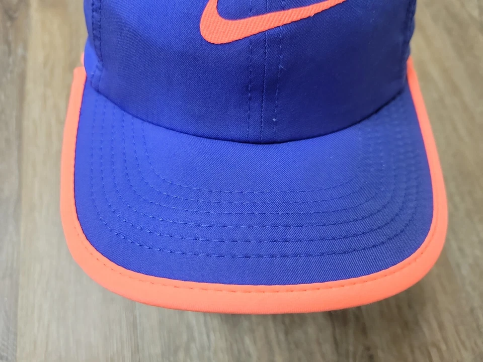 Gorra de béisbol Featherlight NIKE YOUTH para correr elástica absorbente azul coral NIÑA Foto 3 de 4