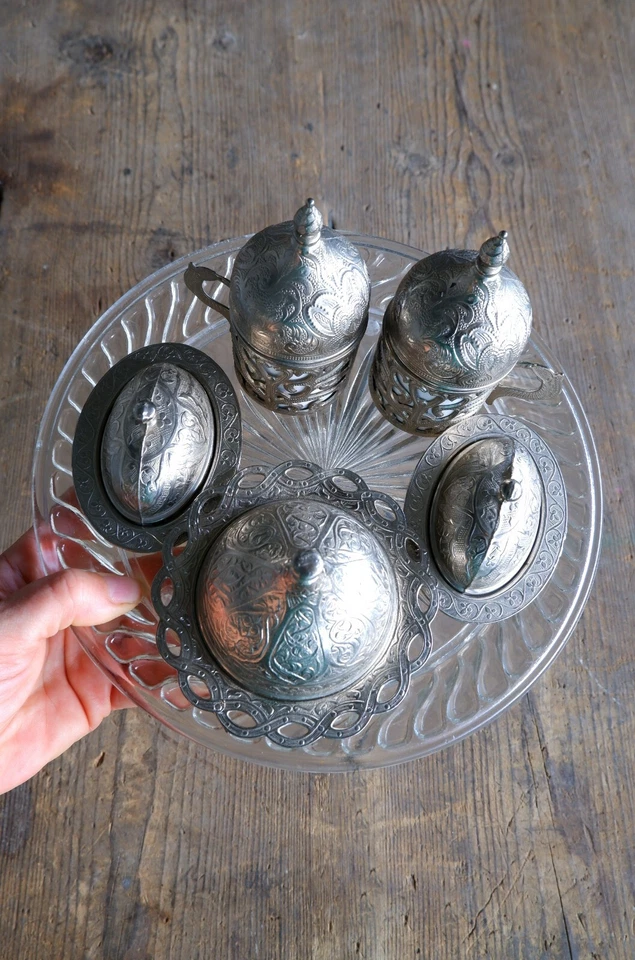 Juego de tazas de café turcas en bandeja de cristal con azucarero y platos de delicia turca Foto 2 de 4