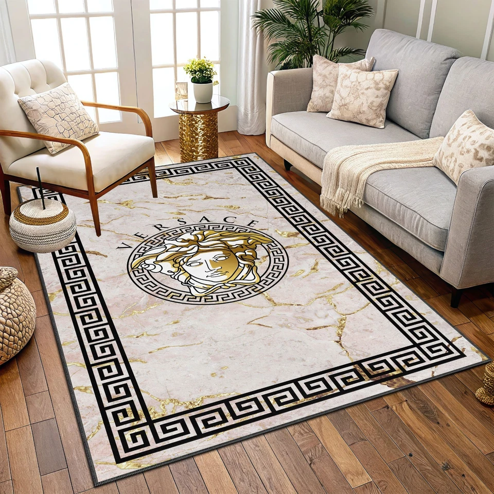 Alfombra Versace con marco griego, fondo aspecto mármol, alfombra beige y negra Foto 2 de 4