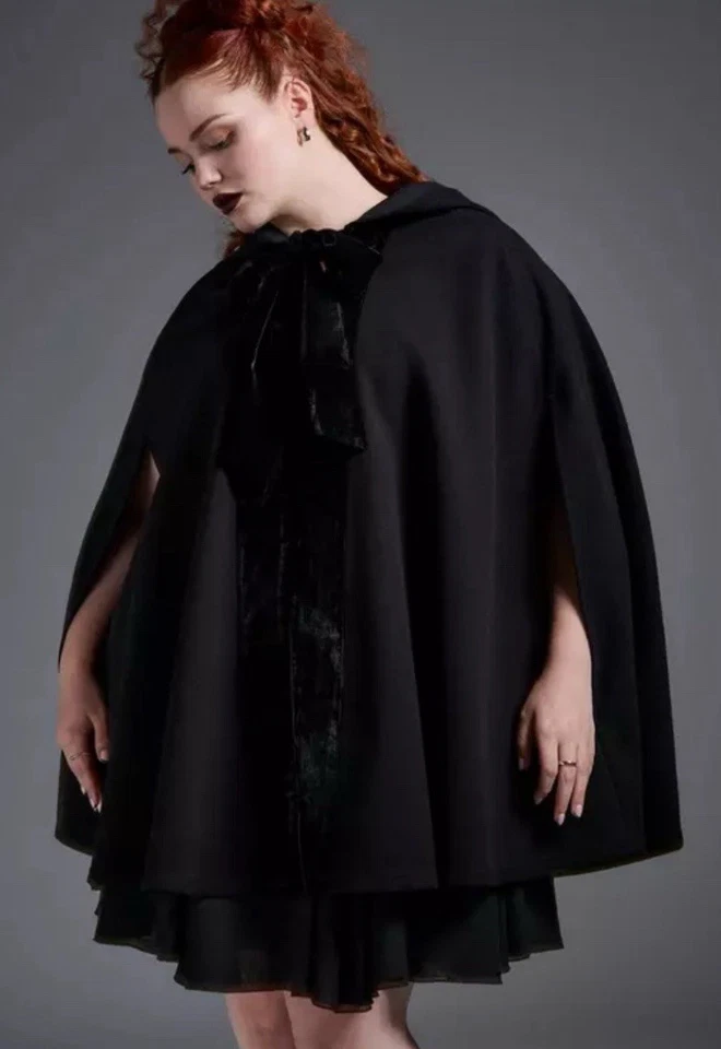 Capa con Capucha Torrid Negra Nightfall Talla Grande Foto 2 de 4