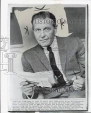1960 Press Photo Actor Ralph Bellamy speaks with newsmen in New York apartment