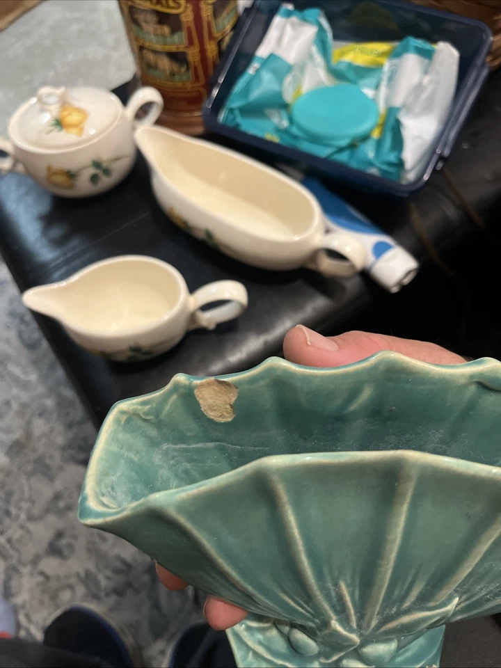 VINTAGE/ANTIQUE ORIGINAL MCCOY GREEN LEAVES AND BERRIES FAN VASE - Image 3 of 4