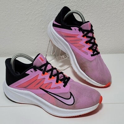 nike running quest 3 trainers in black and pink