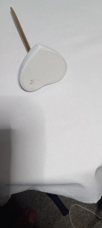 Bolígrafo y soporte para invitados de boda porcelana blanca con bolígrafo dorado y anillos de boda Foto 3 de 4