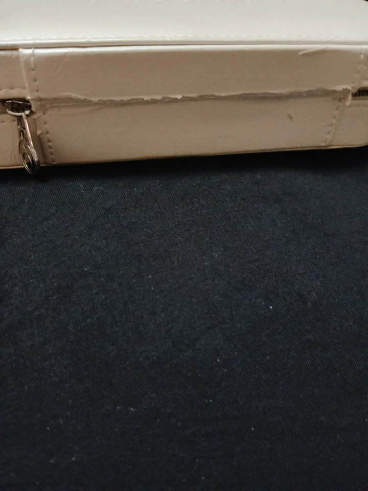 Estuche de viaje joyero Pandora blanco con cremallera. Algo de desgaste en la espalda  Foto 4 de 4