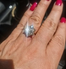 Beautiful DAISY DIAMOND RING. REAL DIAMONDS. ESTIMATED 2.75 CARATS.