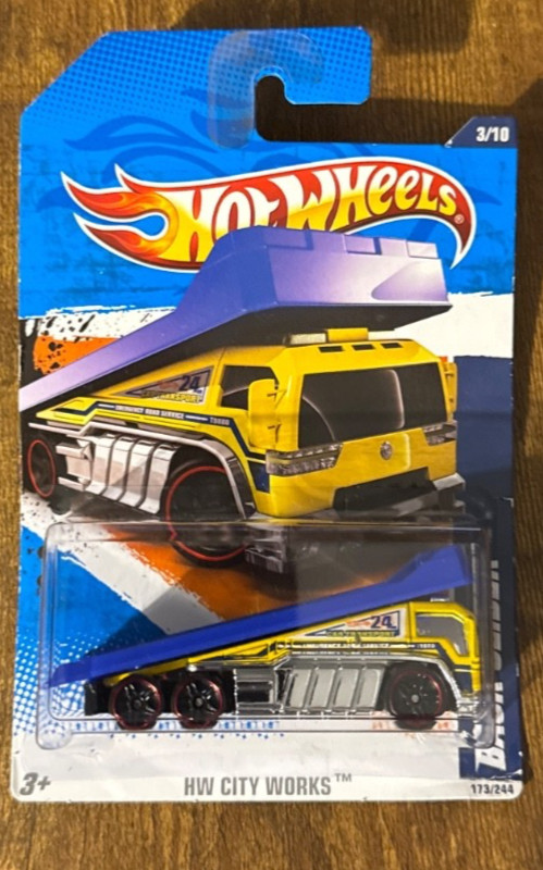 Hot Wheels 2011 - HW City Works 3/10 - Back Slider (Yellow w/ Blue) 173/244