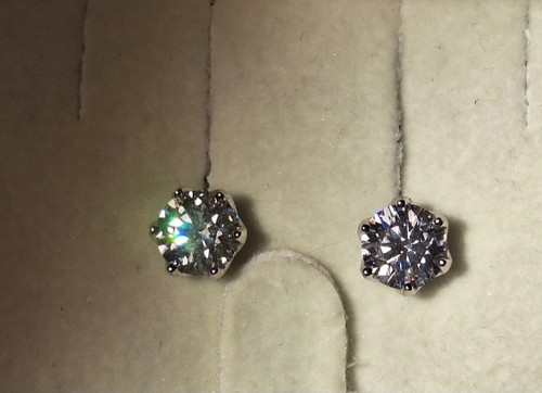 Orecchini Bottone Placcati Oro Kt.18 Con Diamant Moissanite A 6 Poli - Foto 2 di 15