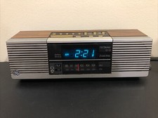 Vintage General Electric Model 7-4945A GE AM/FM Alarm Clock Radio Woodgrain