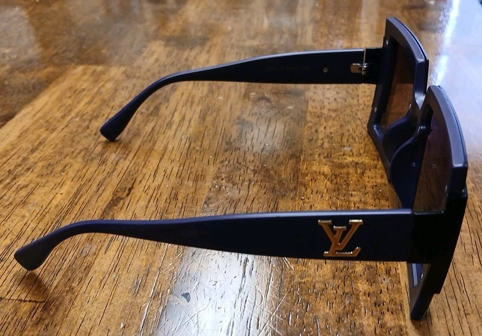 ¡Gafas de sol Louis Vuitton moradas de gran tamaño planas cuadradas! Usado, pero excelente! Foto 4 de 4