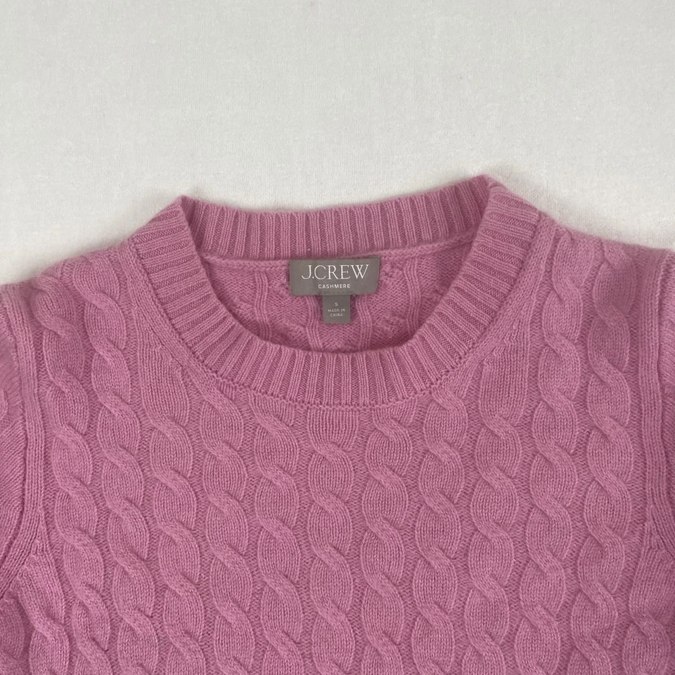 J. Suéter tejido con cable rosa cachemir Crew pequeño Foto 4 de 4
