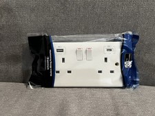 Smooth Edged 13A Socket Outlet 2 Gang Switched 1xUSB A 1xUSB C (2.4A/3A)