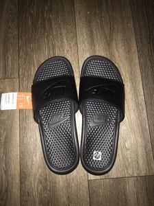 nike benassi triple black