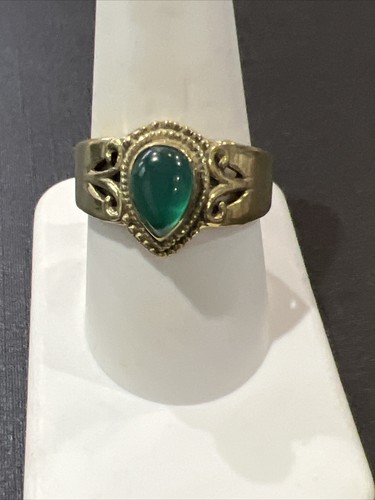 Moderner Ring Größe 9,5 grüner Stein