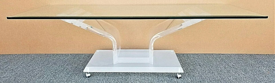 Mesa de centro de cóctel con centro de vidrio y lucite mariposa enrollable vintage MCM de 54" Foto 3 de 4