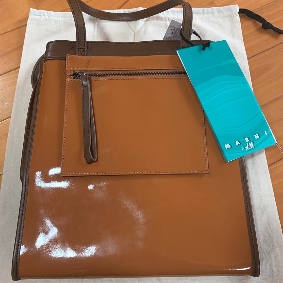 トートバッグ MARNI Women Shoulder Bags PHMO0039Q2 P6450 00W54 CAMEL BROWN Marni at H&M Brown Patent Leather Large Tote Bag Purse NEW