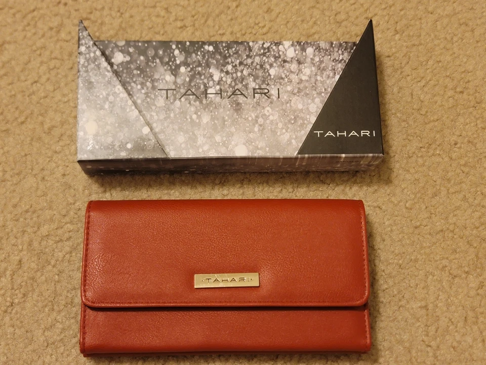 Женский бумажник Tahari красного цвета - Изображение 2 из 4