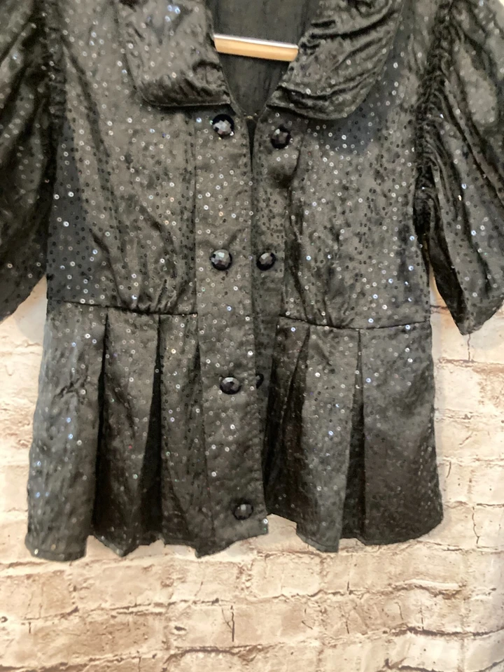 Babydoll Simon Chang Top Mujer 6 Negro Satinado Lentejuelas Botón Delantero Manga Abullonada Foto 3 de 4