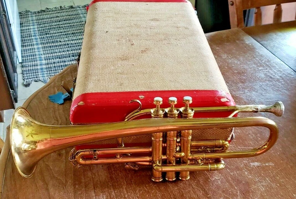 VINTAGE H.N. WHITE CO. KING CORONET MODELO 293674 con BOQUILLA Y ESTUCHE Foto 2 de 4