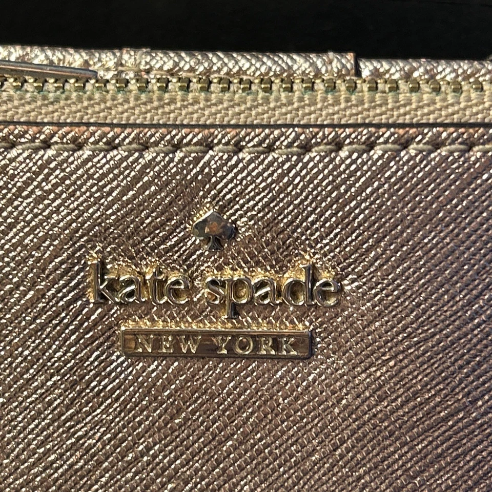 Cartera Kate Spade Nueva York Rosa JULIA Pequeña Delgada Doble Pliegue 5.5”x3” COMO ESTÁ Foto 2 de 4