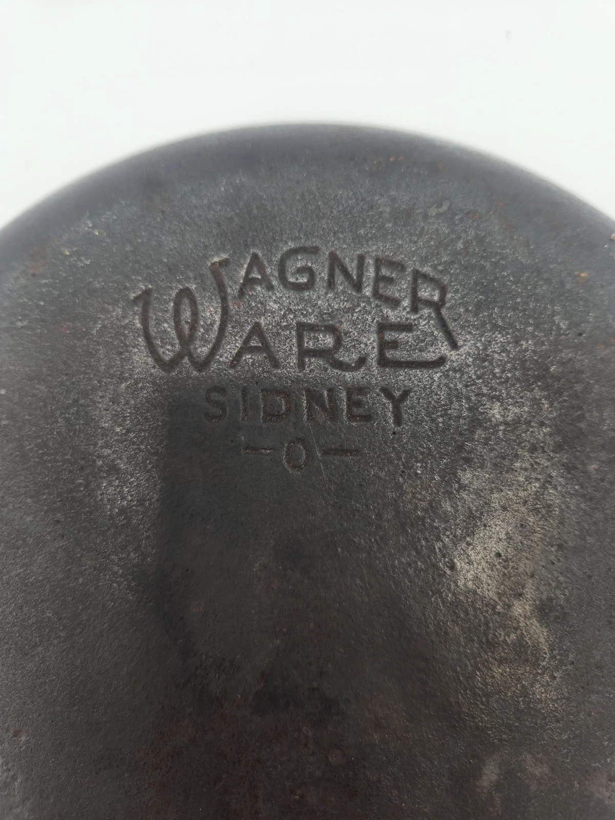 Wagner Ware Sidney O #6 9" cast iron skillet 1056S sits flat double pour spouts