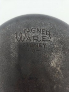 Wagner Ware Sidney O #6 9" cast iron skillet 1056S sits flat double pour spouts
