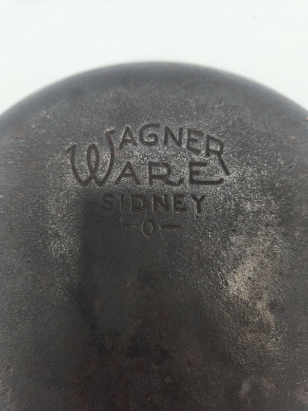 Wagner Ware Sidney O #6 9" cast iron skillet 1056S sits flat double pour spouts