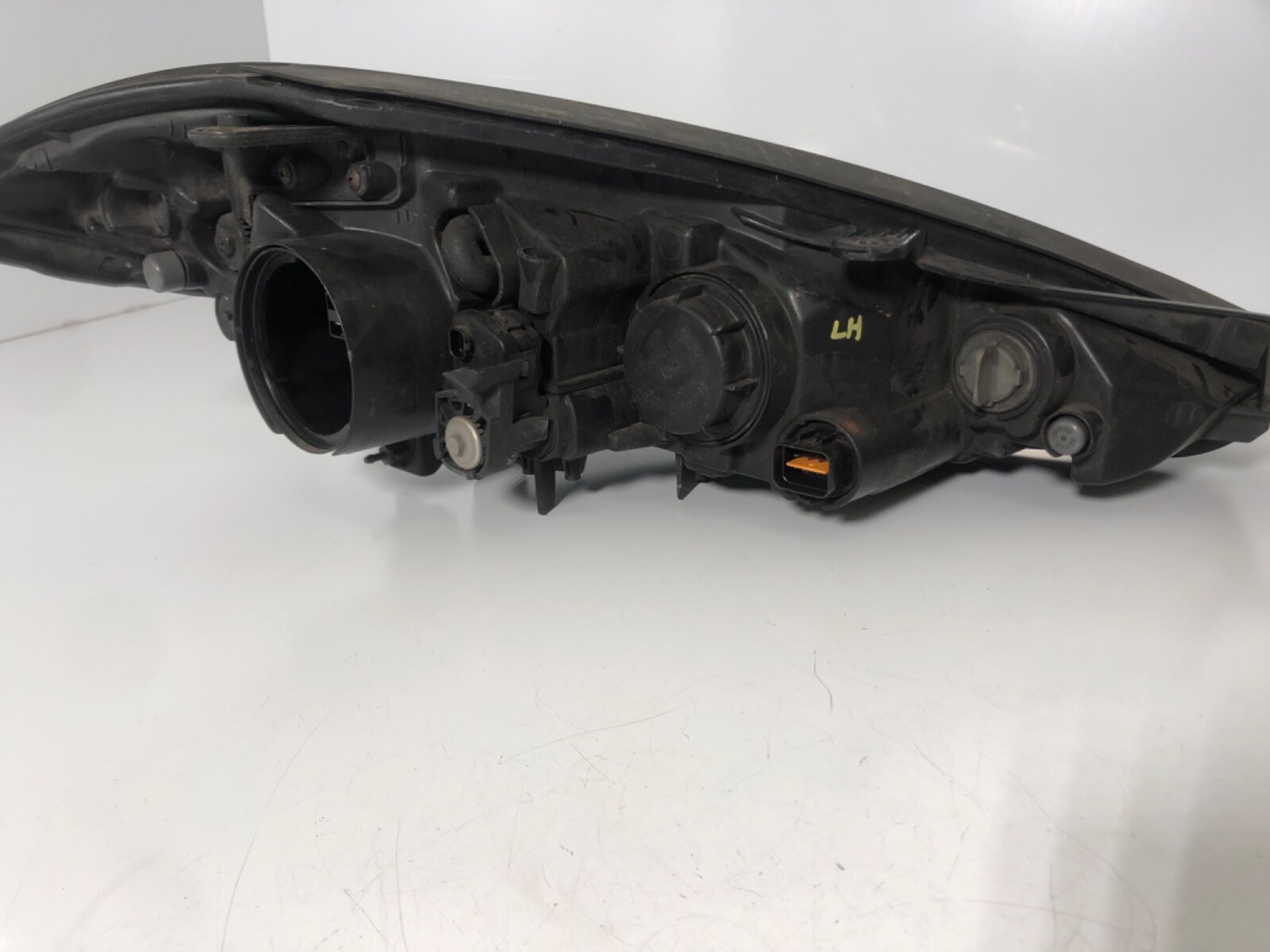 2007 HYUNDAI COUPE FRONT LEFT HEADLIGHT F2C INSIDE BULB SURROUND LOOSE